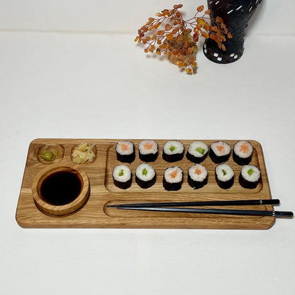 Sushi-Brett aus Eichenholz – Elegantes Servierbrett mit Schälchen & Stäbchen